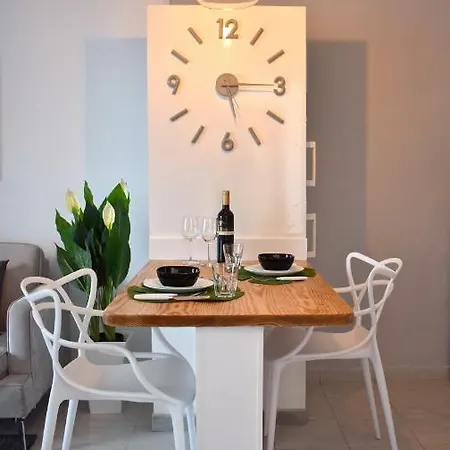 Apartman Holyhome 203