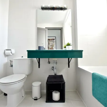 Apartman Holyhome 203 *