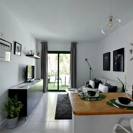 Apartman Holyhome 203 *